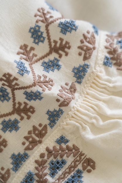 Zbliżenie haftu ludowego na białym lnie